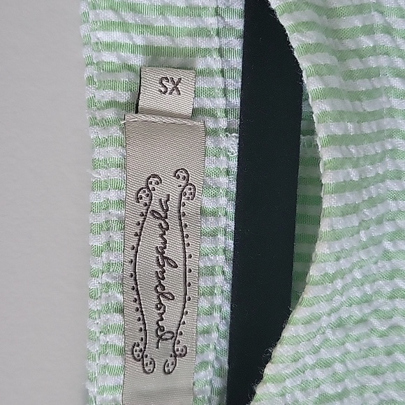 White and green scrunched bottom top - Picture 2 of 3